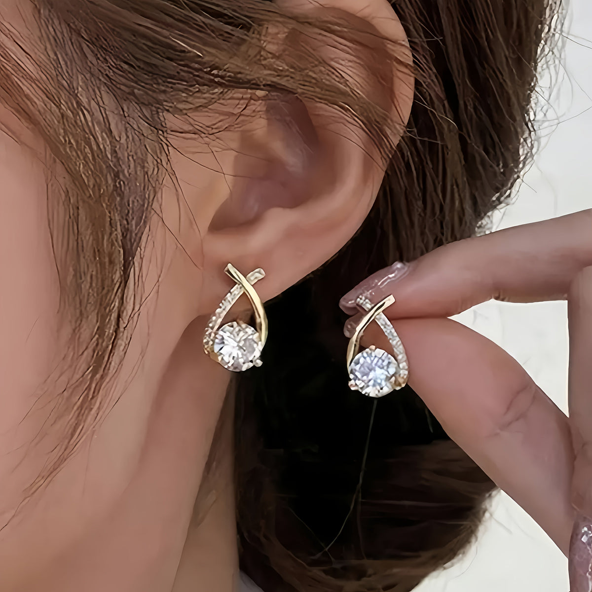 Soledad - Élégantes boucles d’oreilles avec croix dorée et zircon étincelant