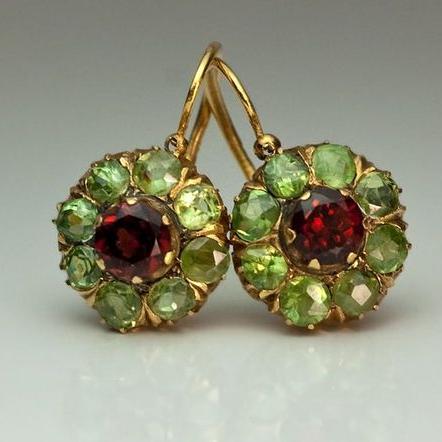Boucles d'oreilles rondes chics avec des cristaux verts et rouges