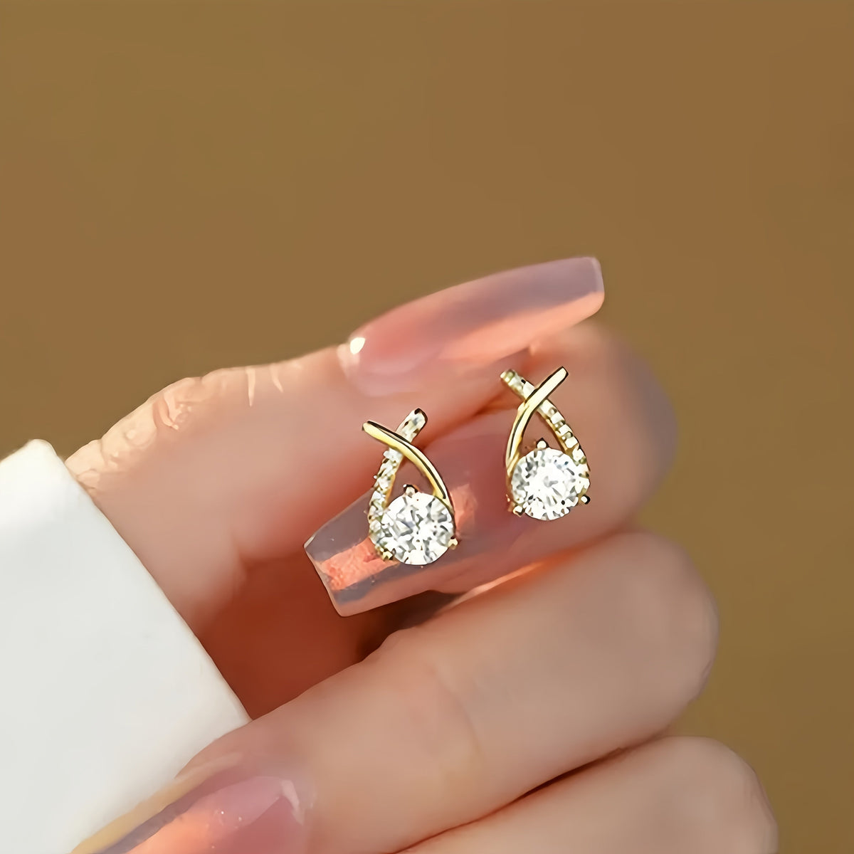 Boucles d'oreilles pendantes avec croix dorée et zirconia