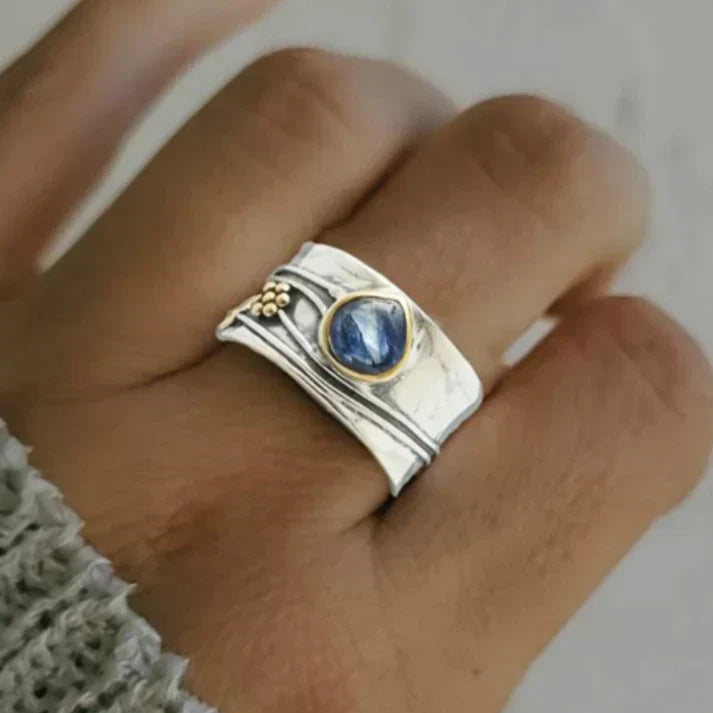 Inés - Élégante bague vintage en argent plaqué or ornée d’un saphir bleu