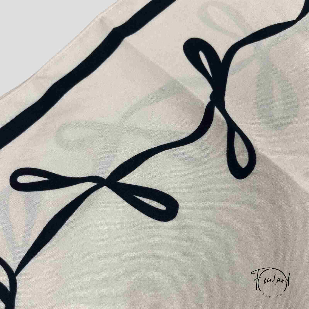Charlène | Foulard carré motif nœud