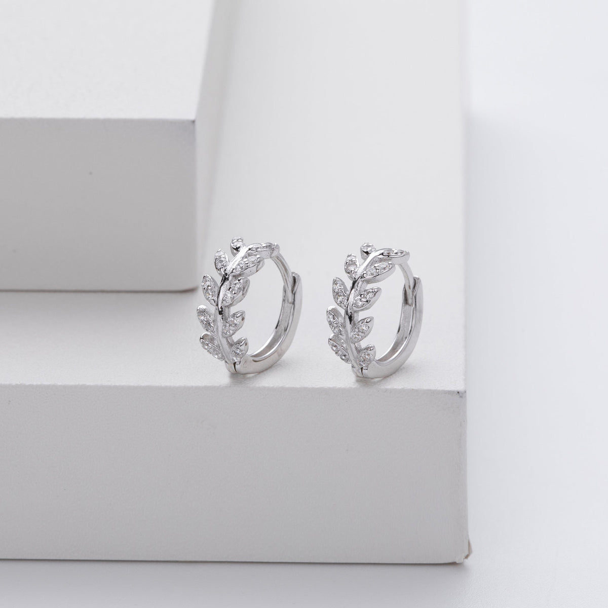 Boucles d'oreilles en forme de feuille argentée