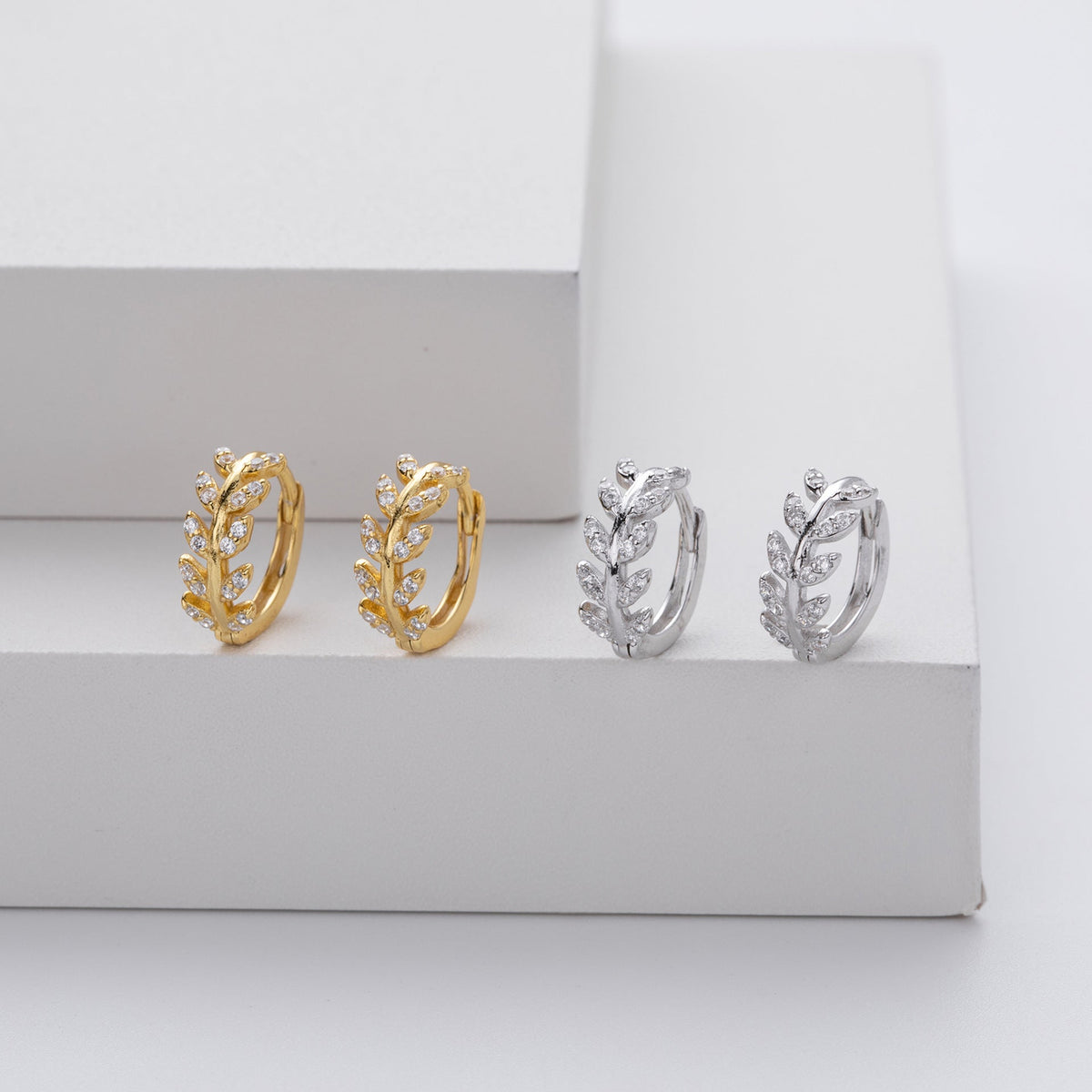 Boucles d'oreilles en forme de feuille argentée