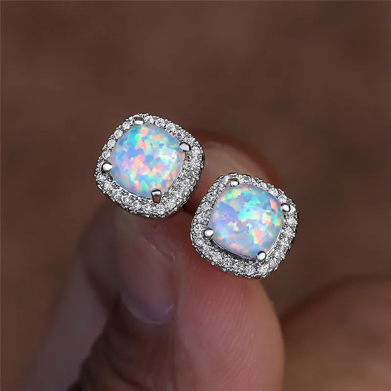 Boucles d'oreilles en argent élégant avec opale blanche ronde