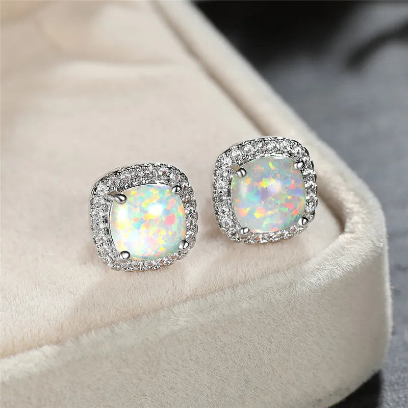 Boucles d'oreilles en argent élégant avec opale blanche ronde