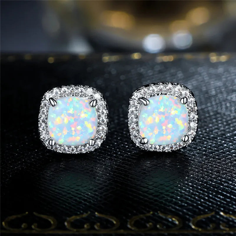 Boucles d'oreilles en argent élégant avec opale blanche ronde