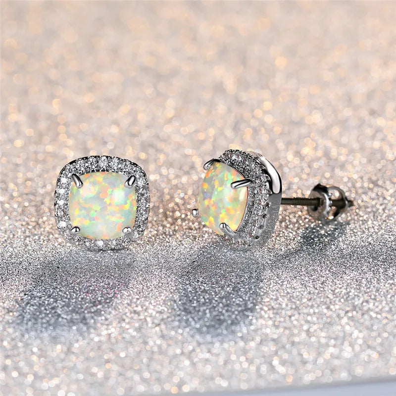 Boucles d'oreilles en argent élégant avec opale blanche ronde