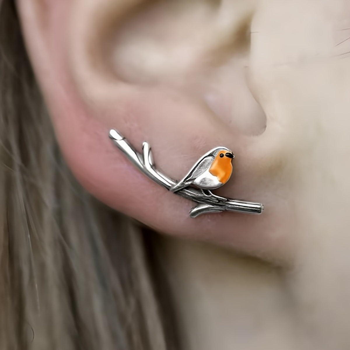 Delia – Élégante boucle d’oreille en forme de rouge-gorge
