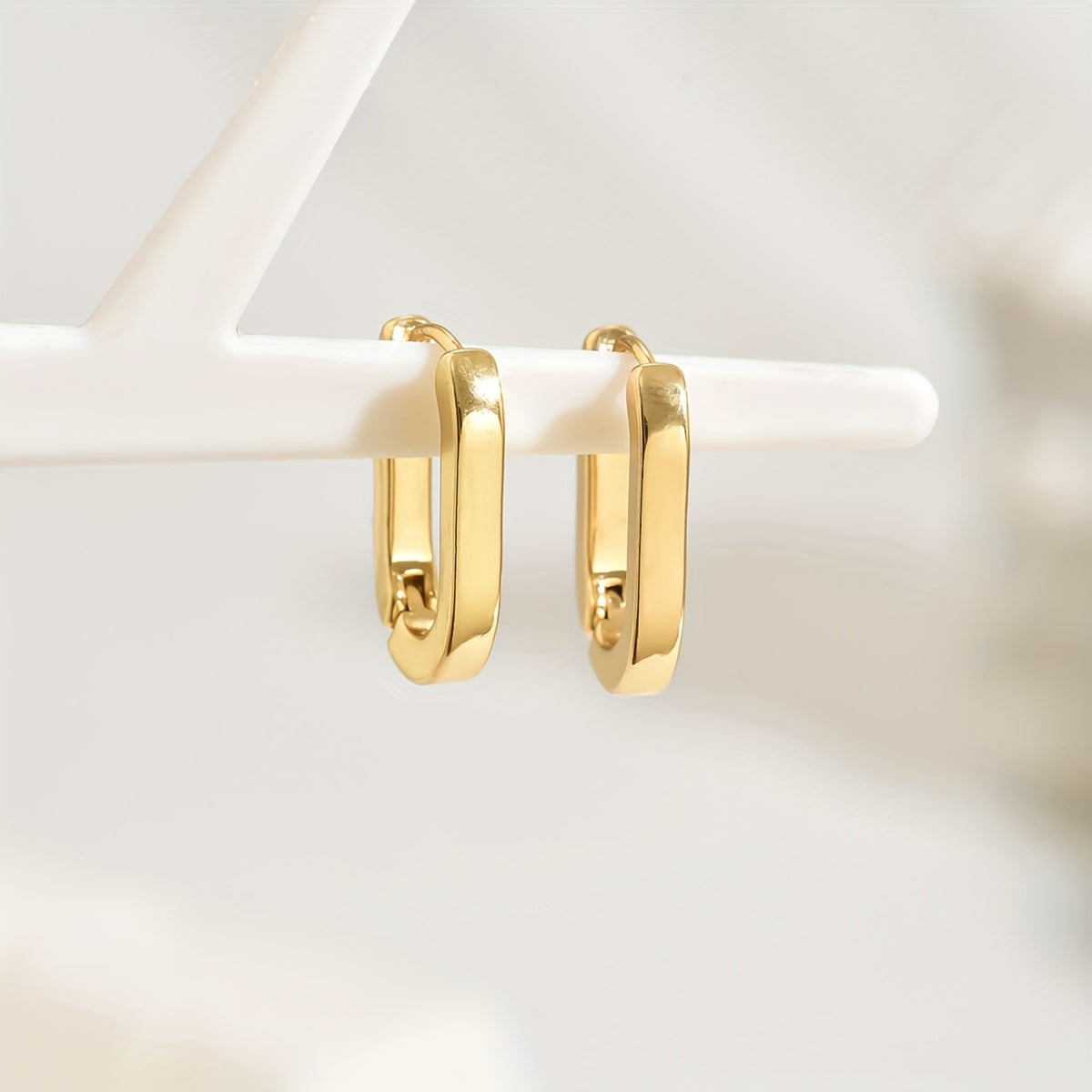 Boucles d'oreilles créoles élégantes en forme géométrique