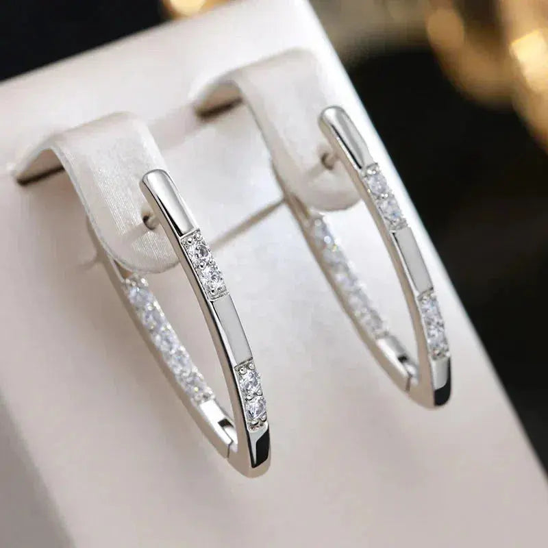 Boucles d'oreilles sophistiquées avec des pierres en zircon