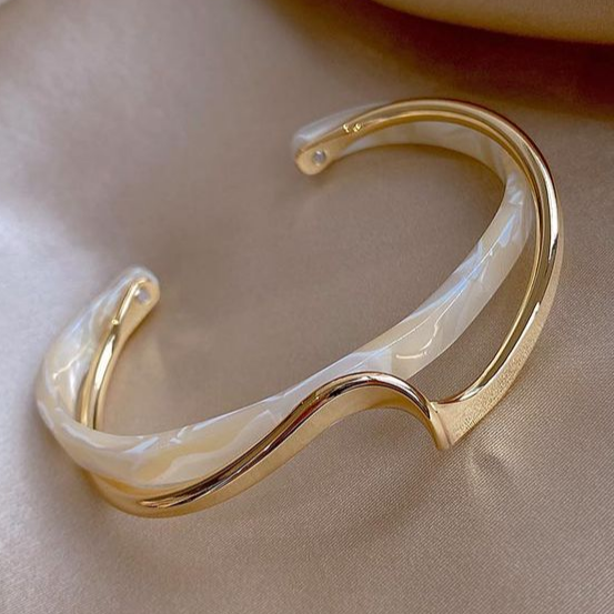 Bracelet élégant avec opale blanche et plaquage or