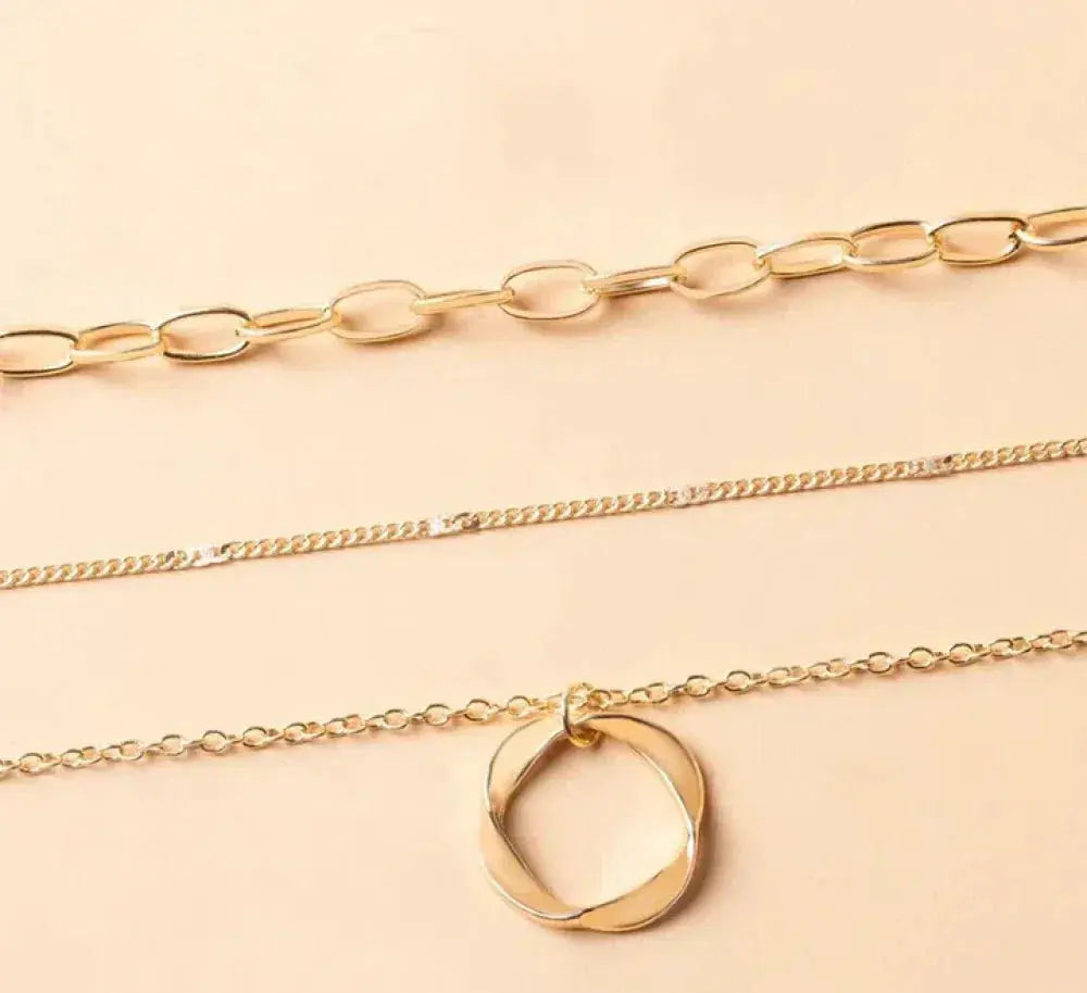 Trinidad - Élégant collier doré à plusieurs rangs avec pendentif classique