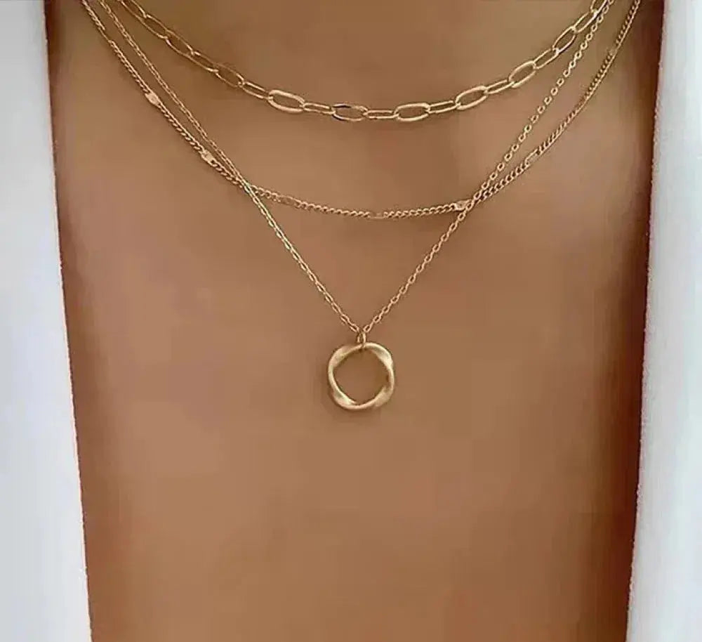 Trinidad - Élégant collier doré à plusieurs rangs avec pendentif classique